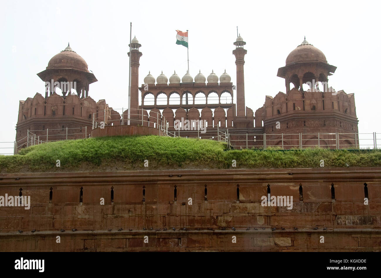 Facciata a cupola dietro l'alto muro a Red Fort, Nuova Delhi, India, Asia Foto Stock