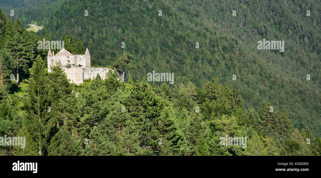 Il versante sloveno italiano della frontiera slovena nei pressi del lago del Predil e mangrt. un castello in rovina possono essere viste sulle colline. Foto Stock