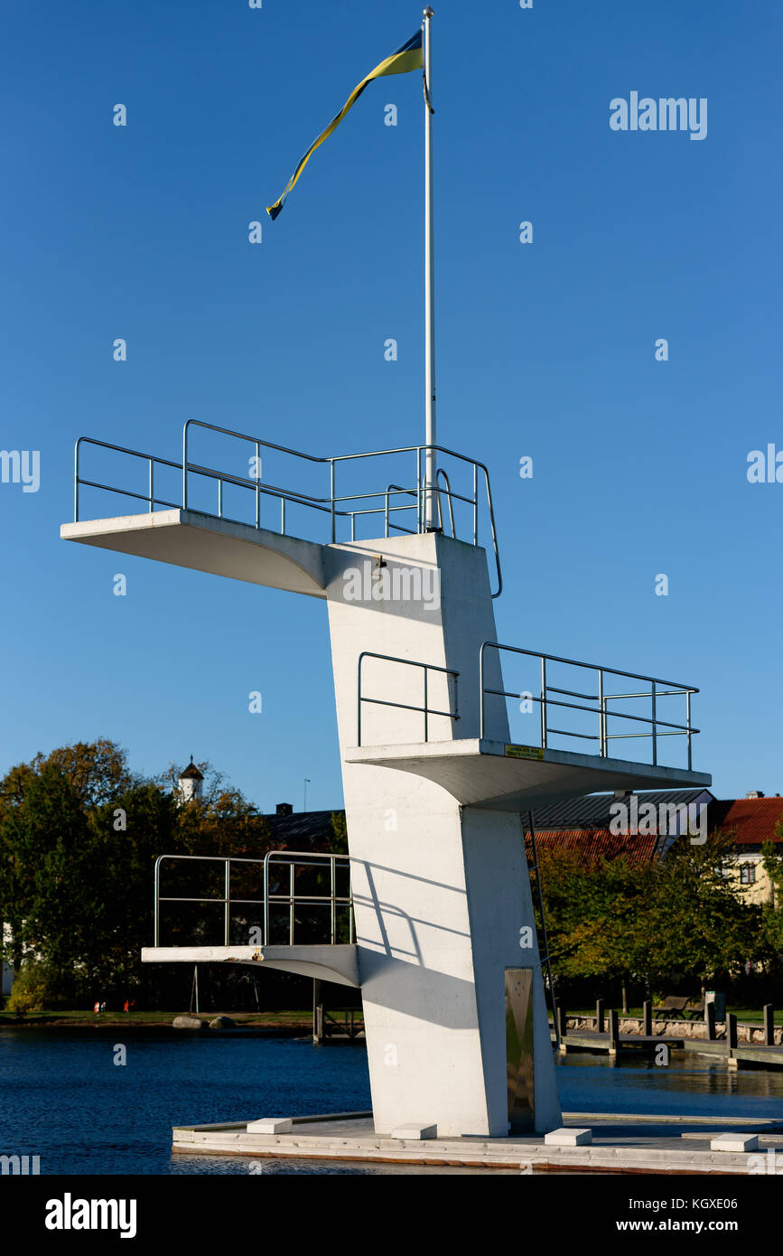 In cemento bianco diving Torre o piattaforma subacquea visto nel sole mattutino alla spiaggia pubblica. Ubicazione Karlskrona, Svezia. Foto Stock