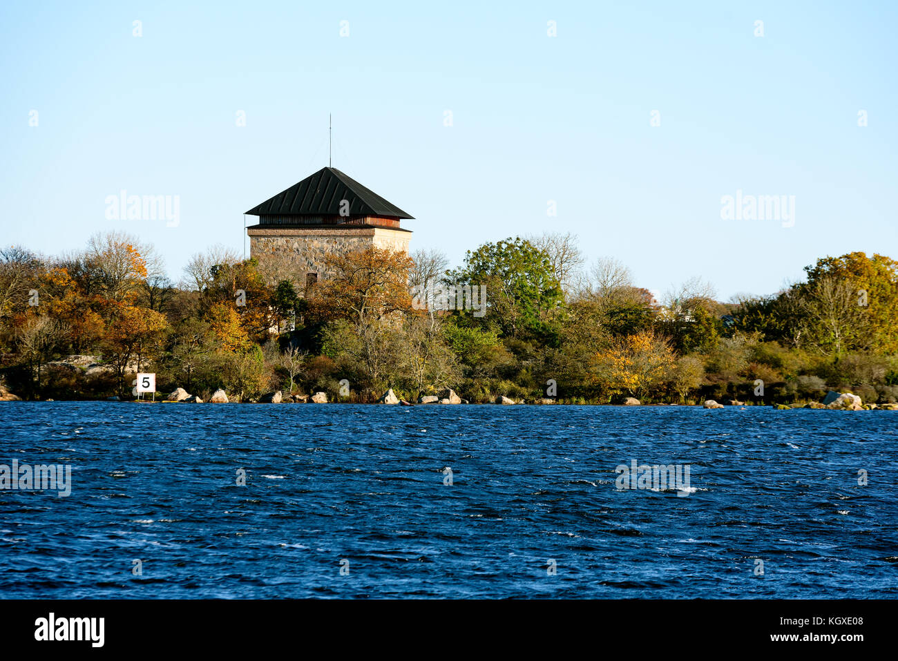 Vintage militare edificio di storage su una piccola isola in autunno. Ubicazione Karlskrona, Svezia. Foto Stock