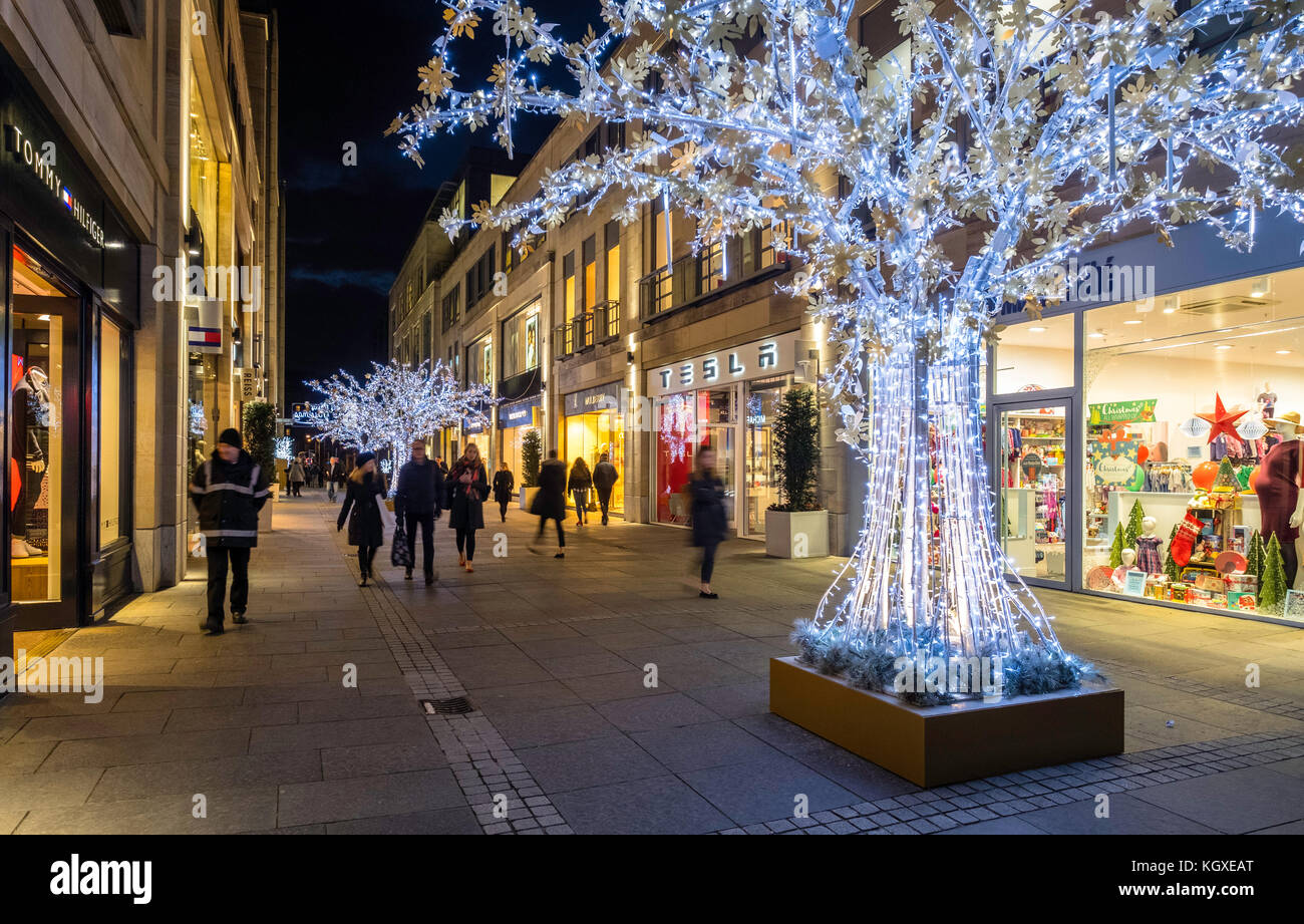 Vista notturna di Multrees Walk sistemazione di strada dello shopping con le luci di Natale in off St Andrew Square a Edimburgo , in Scozia, Regno Unito. Foto Stock
