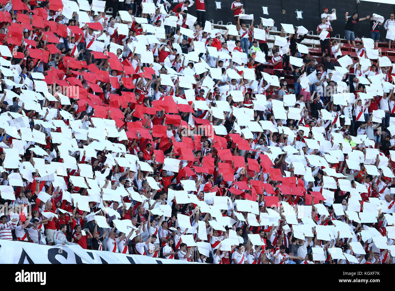 Lo Stadio Monumentale, BUENOS AIRES, Argentina - Novembre 2017 - River Plate football team azienda ventilatori di colore rosso e bianco di cartoni per rendere la loro bandiera Foto Stock