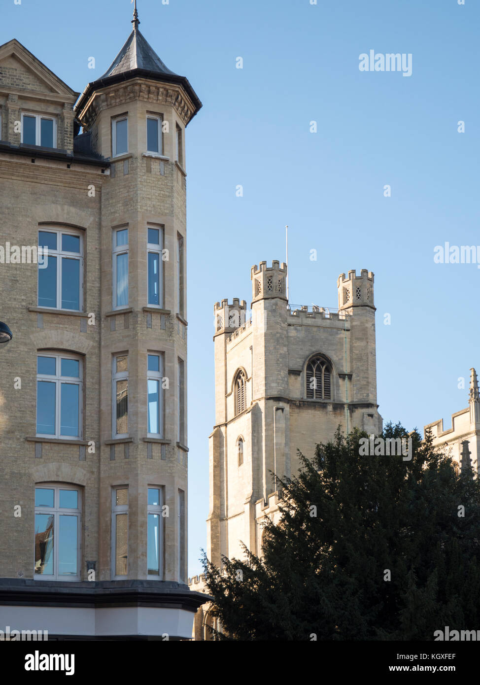 La torre di grande St Mary's Church e Università di Cambridge edifici alloggio in un orizzonte Cambrudge REGNO UNITO Foto Stock