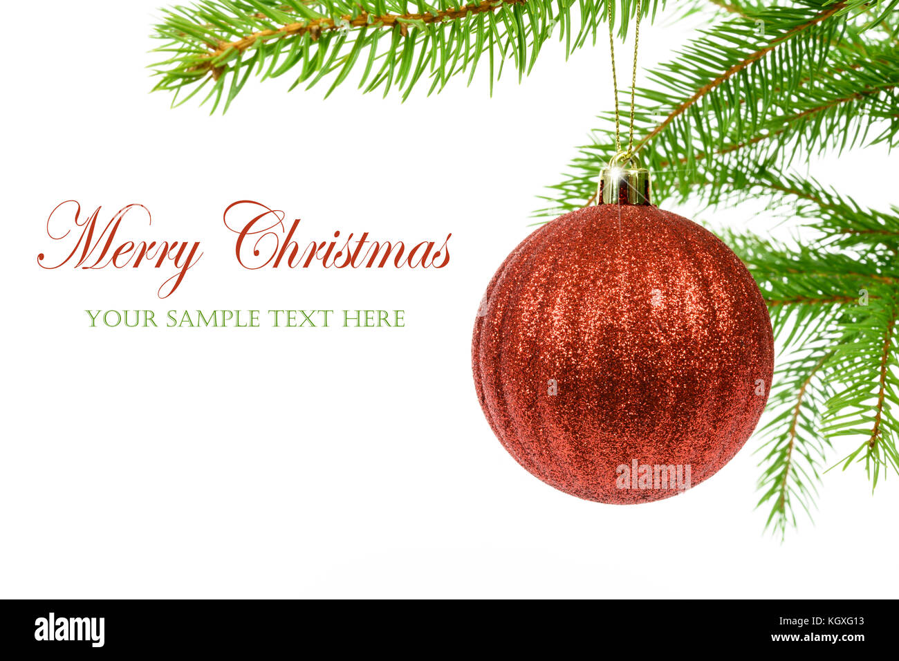 Rosso brillante palla di Natale appeso ad un ramo di un albero di natale isolato su uno sfondo bianco con spazio copia posto (campione di testo). Foto Stock
