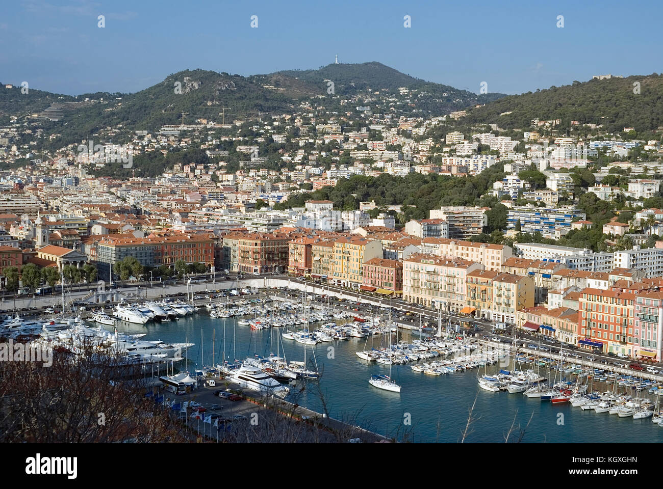 Porto e colline della città di Nizza in Costa Azzurra Foto Stock