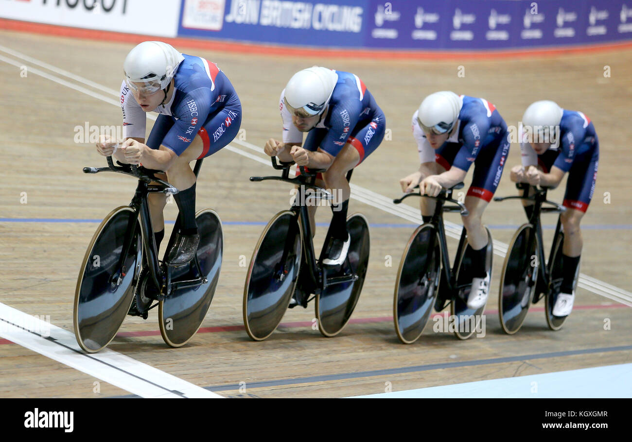 I piloti di inseguimento della squadra della Gran Bretagna: Ed Clancy, Steven Burke, Oliver Wood e Kian Emadi si qualificano al primo posto durante il giorno uno della Coppa del mondo di Ciclismo della pista di TISSOT UCI presso il Centro Nazionale di Ciclismo di HSBC UK, Manchester. Foto Stock