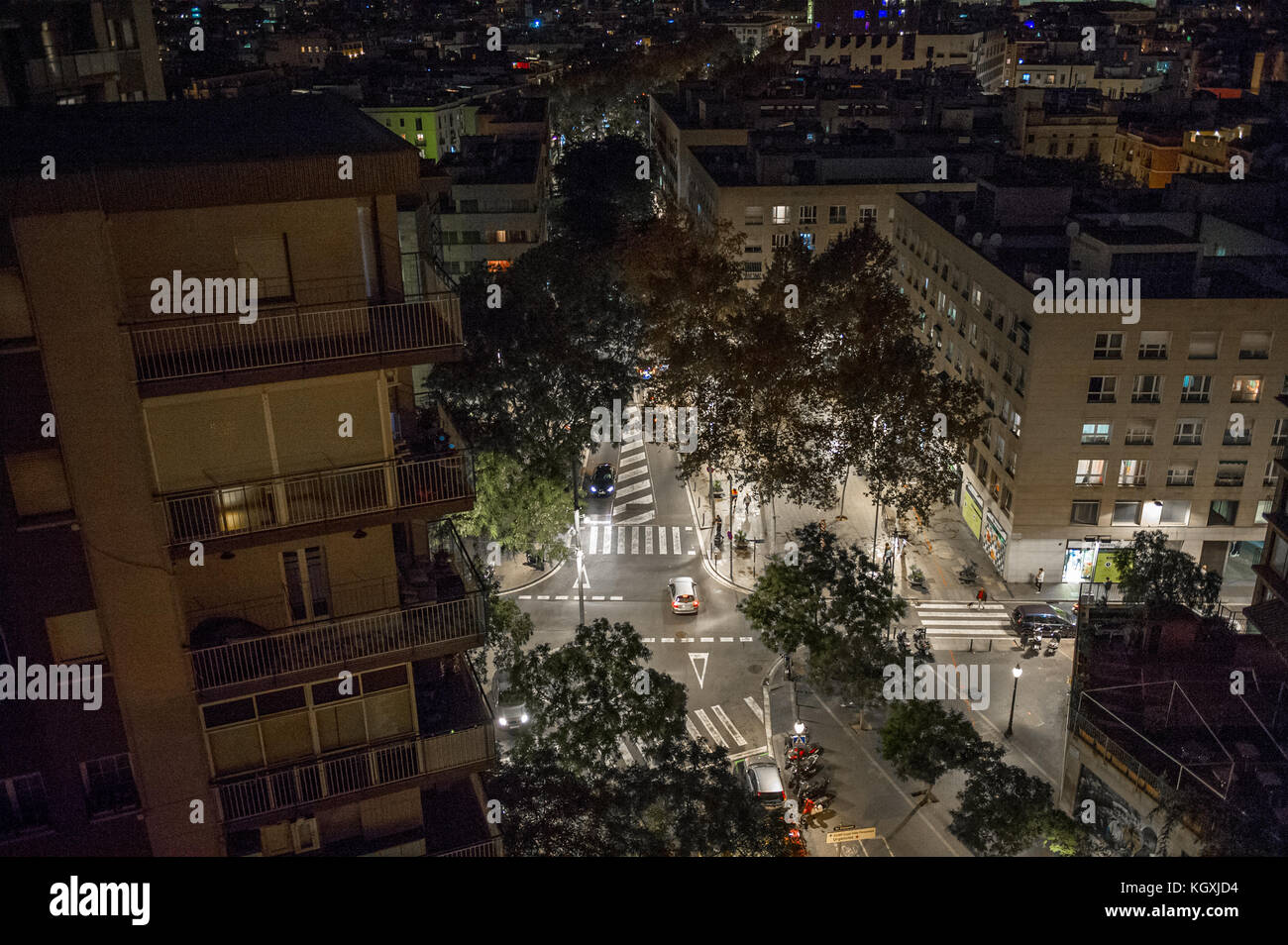 Nou de La Rambla e Avinguda Drassanes, attraversate la strada di notte. Foto Stock