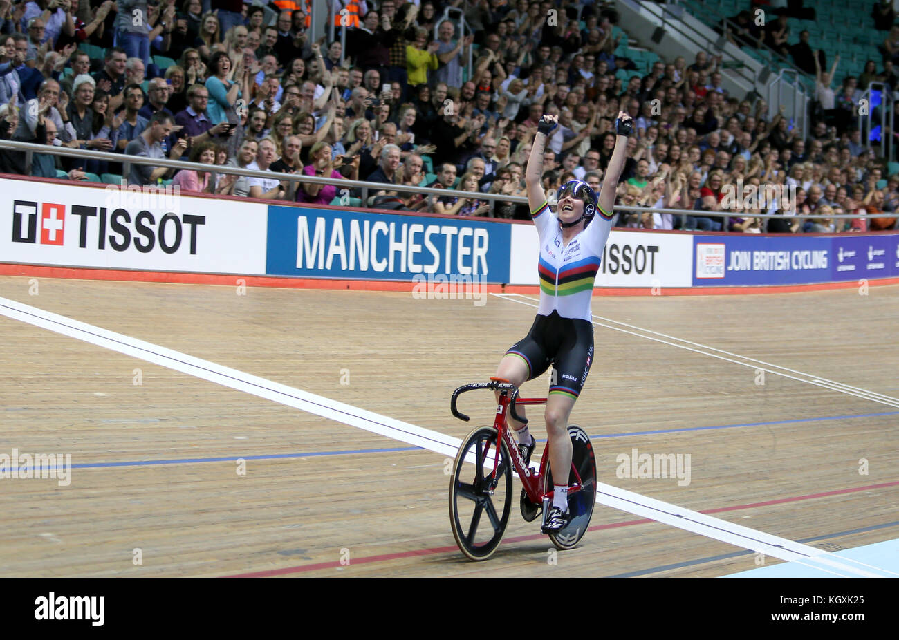 Il grande Regno Unito Katie Archibald festeggia dopo aver vinto l'Omnium femminile durante il primo giorno della TISSOT UCI Track Cycling World Cup presso l'HSBC UK National Cycling Center, Manchester. Foto Stock