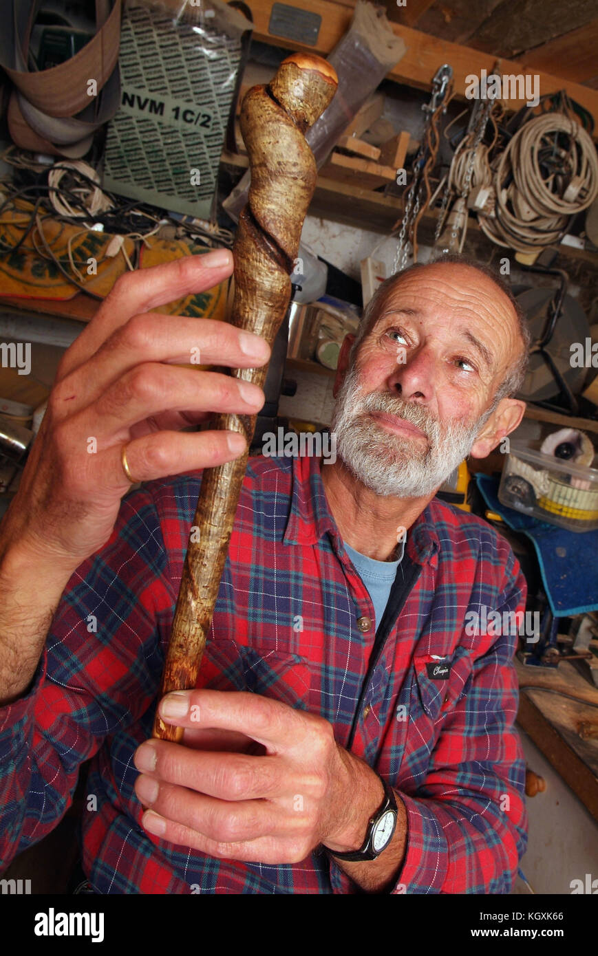 La Wistman Wands con il proprietario Giovanni Vickeryin la sua officina in Poundsgate, Dartmoor, Devonshire Foto Stock