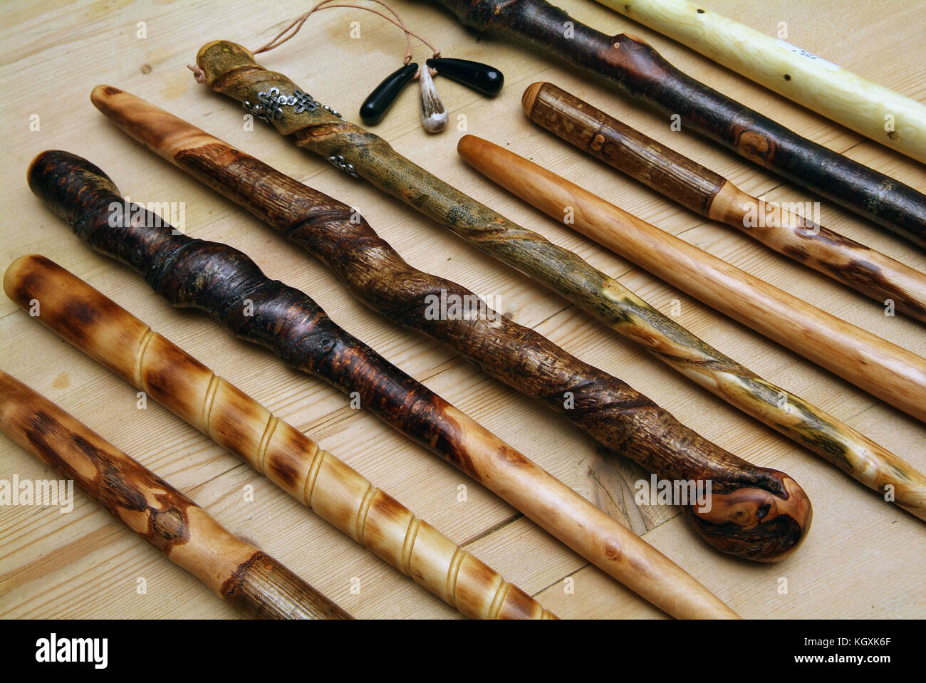 La Wistman Wands con il proprietario Giovanni Vickeryin la sua officina in Poundsgate, Dartmoor, Devonshire Foto Stock