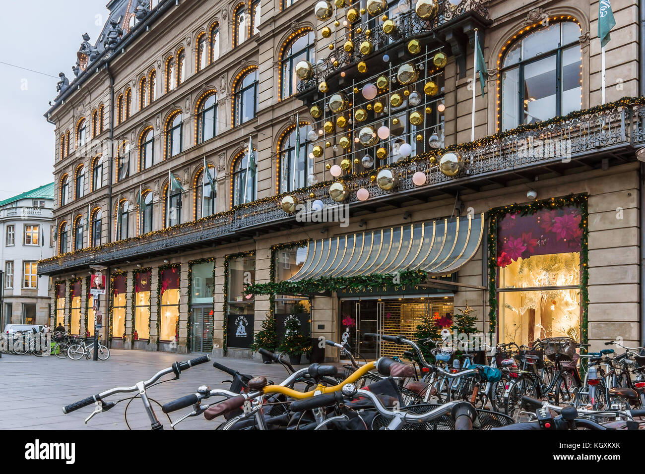 Le decorazioni di Natale e biciclette a Magasin du nord di Copenaghen, 9 novembre 2017 Foto Stock