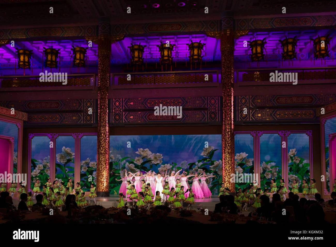 Cinese tradizionale di artisti durante la porzione di intrattenimento del membro a cena per il presidente statunitense Donald Trump ospitato dal presidente cinese xi jinping Novembre 9, 2017, a Pechino in Cina. trump è la terza gamba di un 13-giorno oscillare attraverso l'Asia. Foto Stock