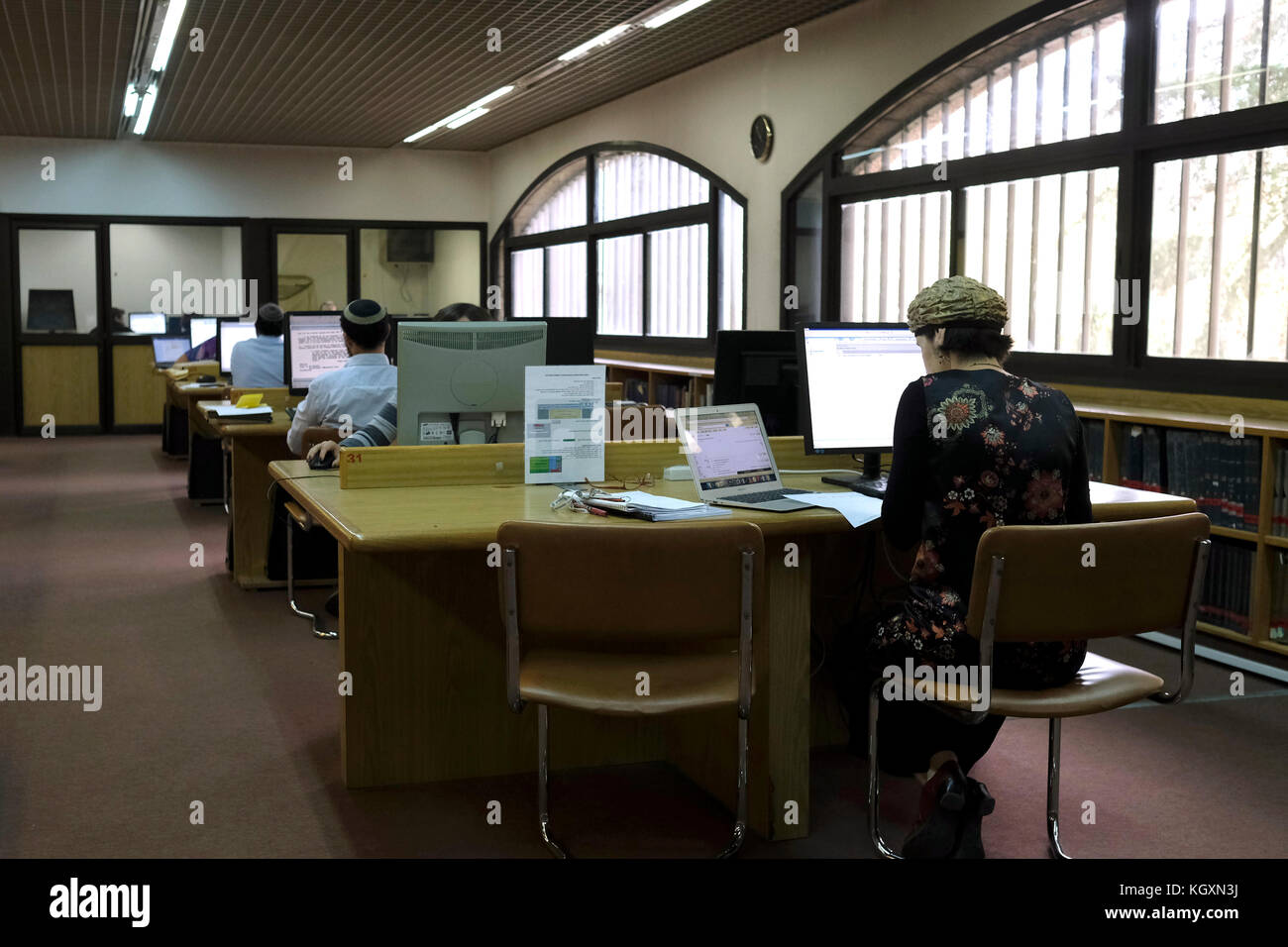 La biblioteca all'interno dell'Archivio Sionista Centrale CZA che conserva gli archivi ufficiali delle istituzioni del movimento Sionista e dell'Organizzazione Mondiale Sionista, dell'Agenzia Ebraica, nonché gli archivi del Congresso Mondiale Ebraico situato a Gerusalemme Ovest Israele Foto Stock