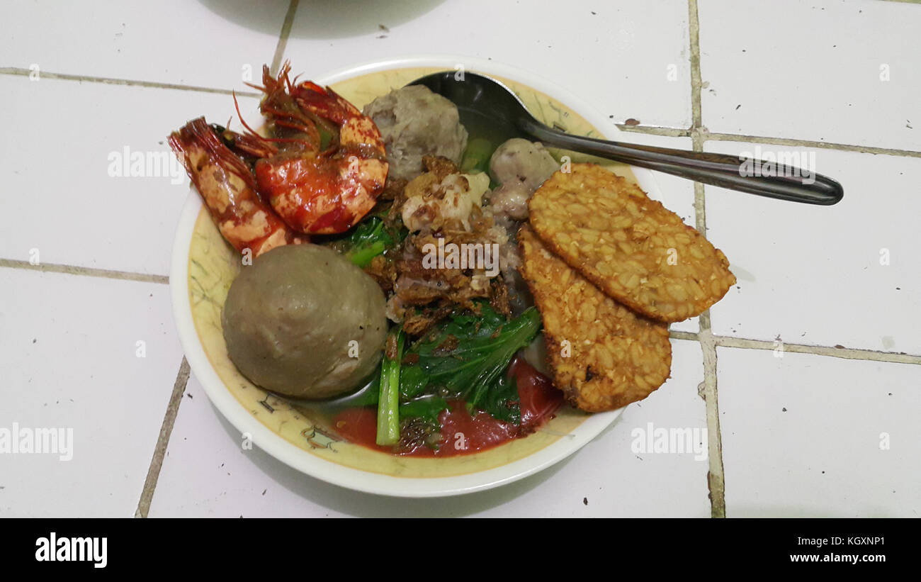 Bakso, cibo indonesiano con gamberi su di esso e Fried Tempe Foto Stock
