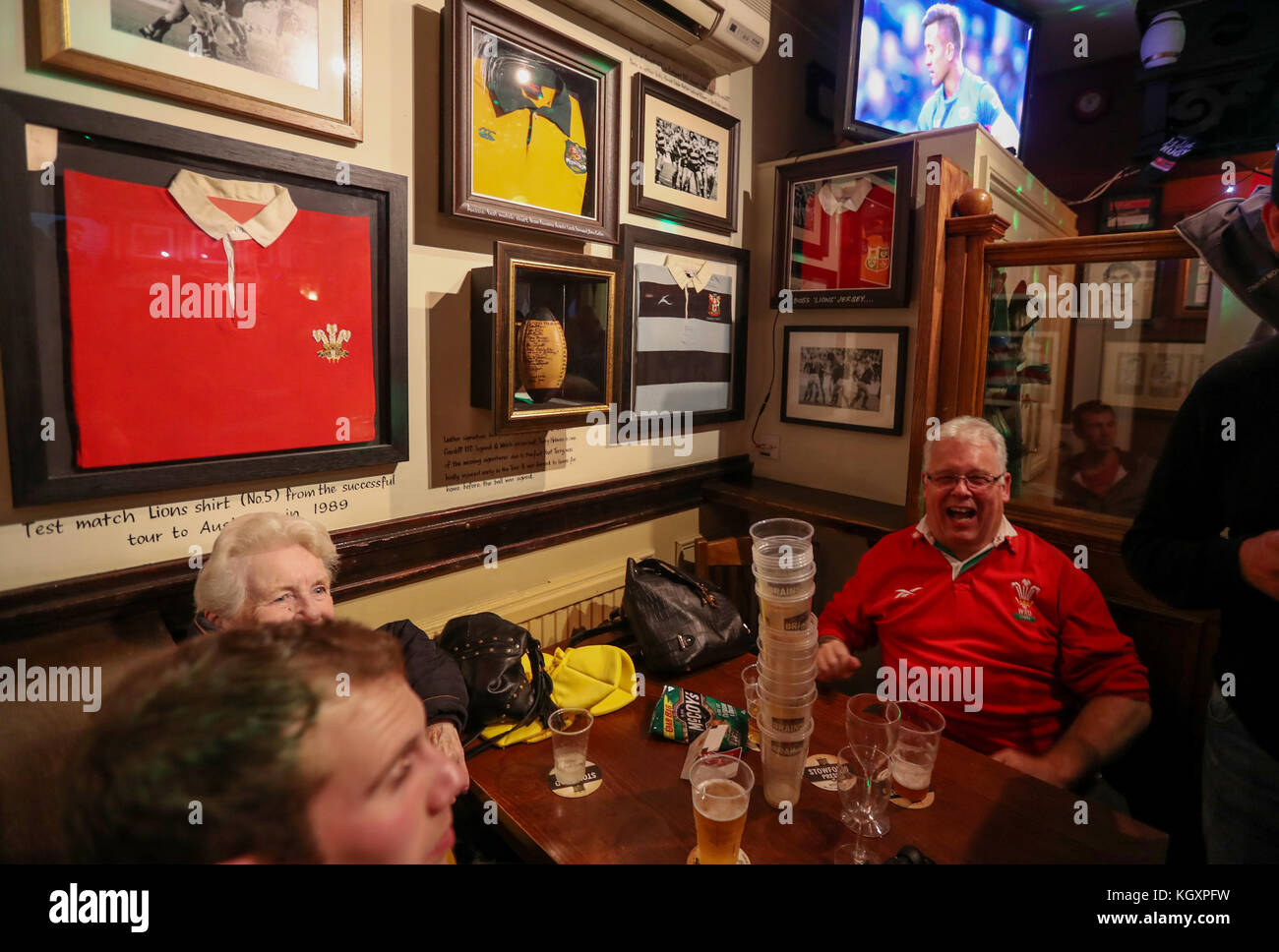 Il pub City Arms prima del Galles prende l'Australia nell'Autunno Internazionale al Principato Stadium, Cardiff. Foto Stock