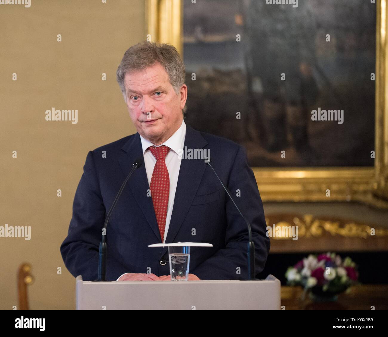 Il presidente finlandese sauli niinisto parla durante una conferenza stampa presso il palazzo presidenziale del 6 novembre 2017 a Helsinki in Finlandia. (Foto di jette carr via planetpix) Foto Stock