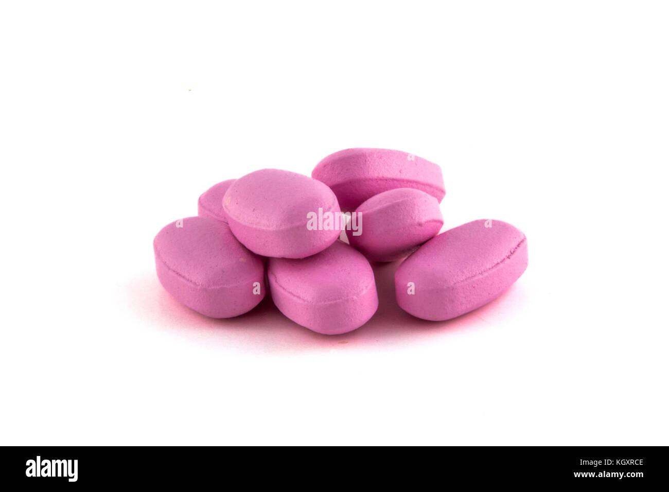 Pillola rosa mucchio isolati su sfondo bianco Foto Stock