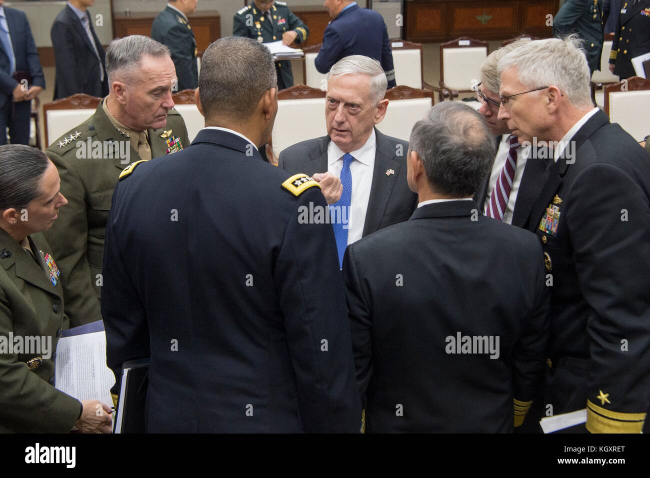 Il presidente del Joint Chiefs of staff degli Stati Uniti Joseph Dunford (a sinistra) e il segretario alla difesa degli Stati Uniti James Mattis partecipano alla 49a riunione consultiva di sicurezza presso il Ministero della difesa della Corea del Sud il 28 ottobre 2017 a Seoul, Repubblica di Corea. (Foto di Dominique A. Pineiro via Planetpix) Foto Stock