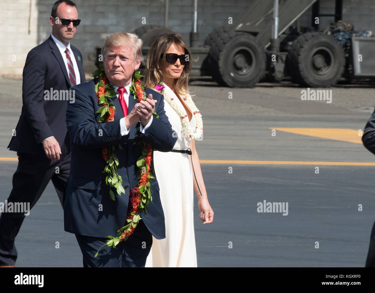 Il presidente degli Stati Uniti Donald Trump (a sinistra) e la First Lady degli Stati Uniti Melania Trump arrivano alla Joint base Pearl Harbor-Hickam il 3 novembre 2017 a Pearl Harbor, Hawaii. (Foto di Corwin Colbert via Planetpix) Foto Stock