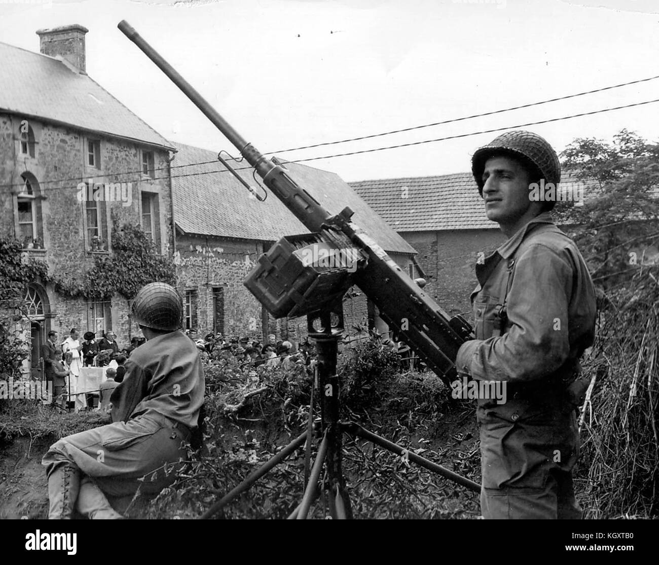 Un soldato nordamericano in Normandia sta di guardia con il m2HB installati su un doppio scopo di montaggio. Foto Stock