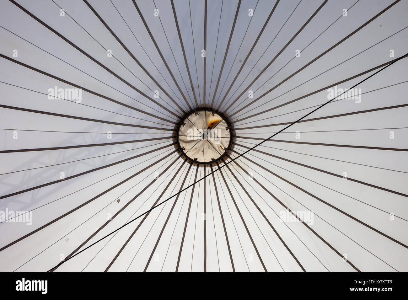 Sfondo astratto di tenda a soffitto, modello di linee convergenti al cerchio al centro Foto Stock