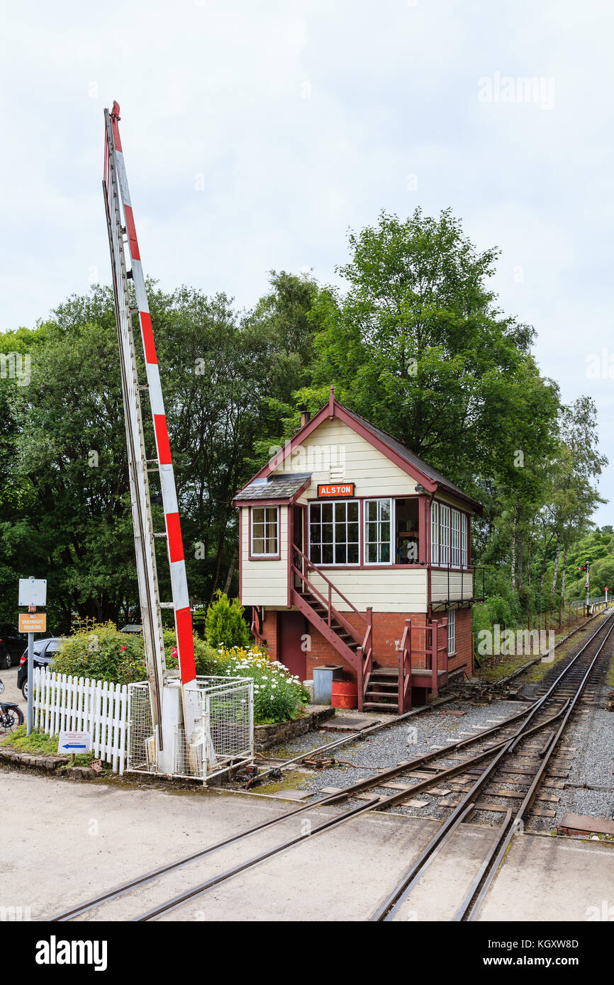 Un incrocio ferroviario e tradizionale segnale ferroviario casella in Alston sul South Tynedale railway in Inghilterra settentrionale. Foto Stock