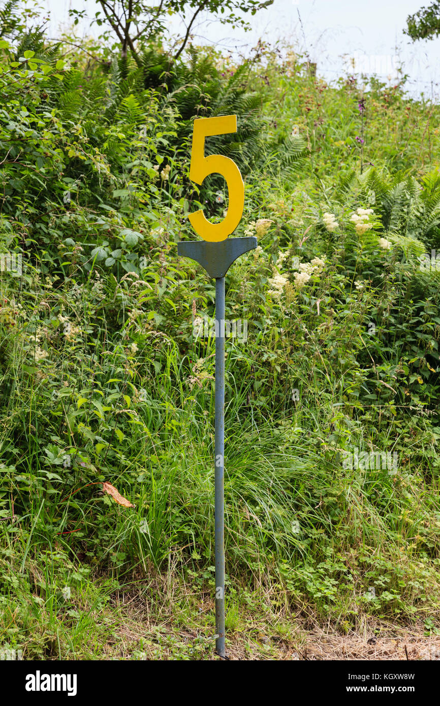 5 Miglia Per Ora segno. A 5 miglia per ora segno su una ferrovia conservato in Inghilterra settentrionale. Foto Stock
