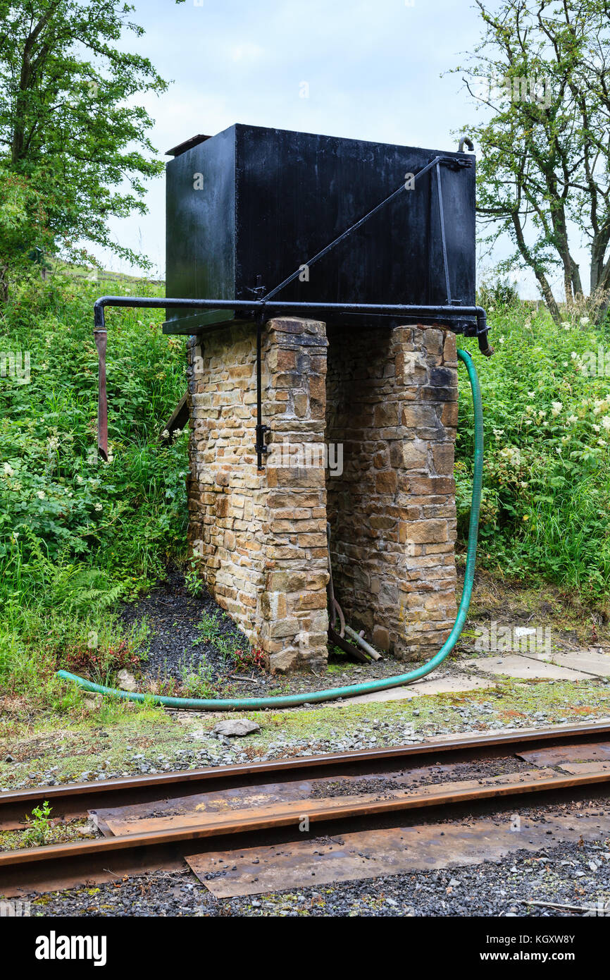 Serbatoio dell'acqua per il rifornimento di treni a vapore sulla ferrovia South Tynedale a scartamento ridotto nell'Inghilterra settentrionale. Foto Stock