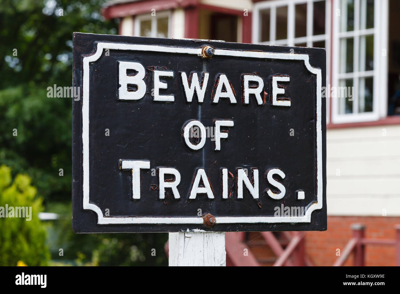 Attenzione dei treni. Un 'attenzione dei treni' segno sulla South Tynedale railway in Inghilterra settentrionale. Foto Stock