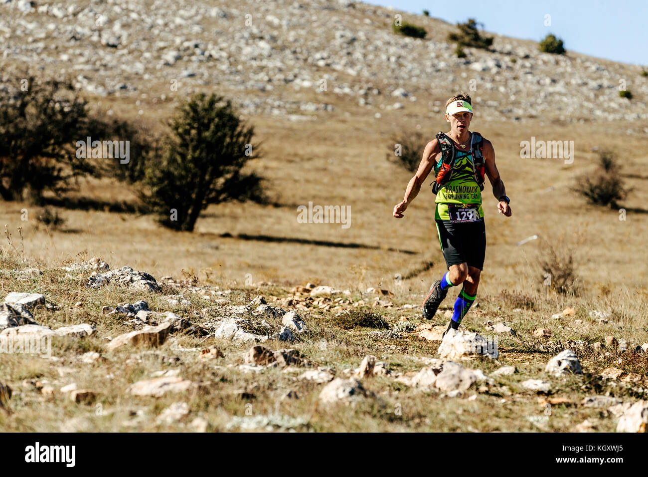 Atleta runner leader di maratona in esecuzione sul sentiero di montagna durante la Crimea х eseguire Foto Stock