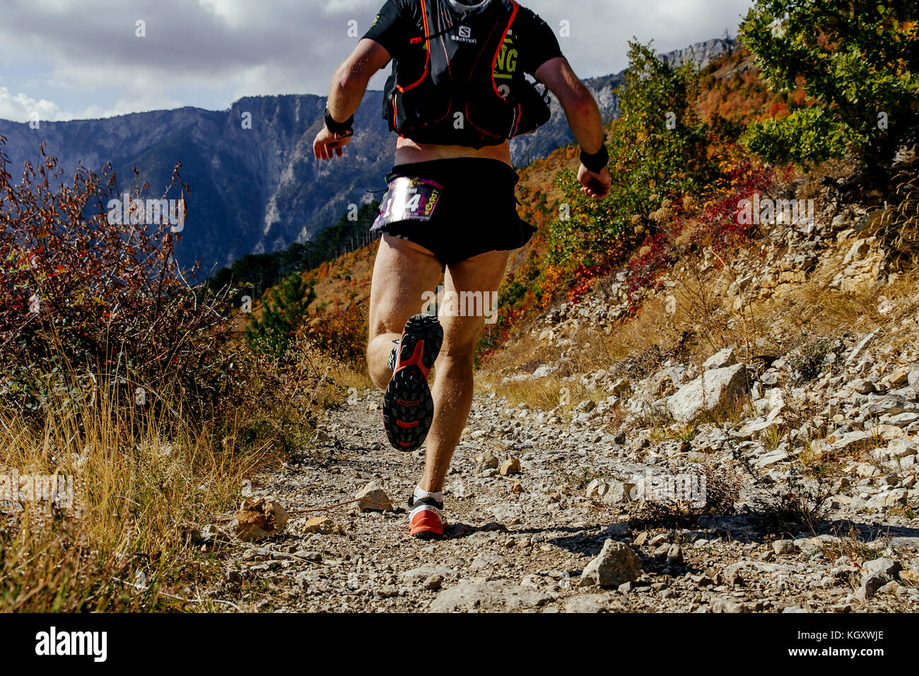 Torna uomo atleta runner in esecuzione sul sentiero di montagna durante la Crimea х eseguire Foto Stock