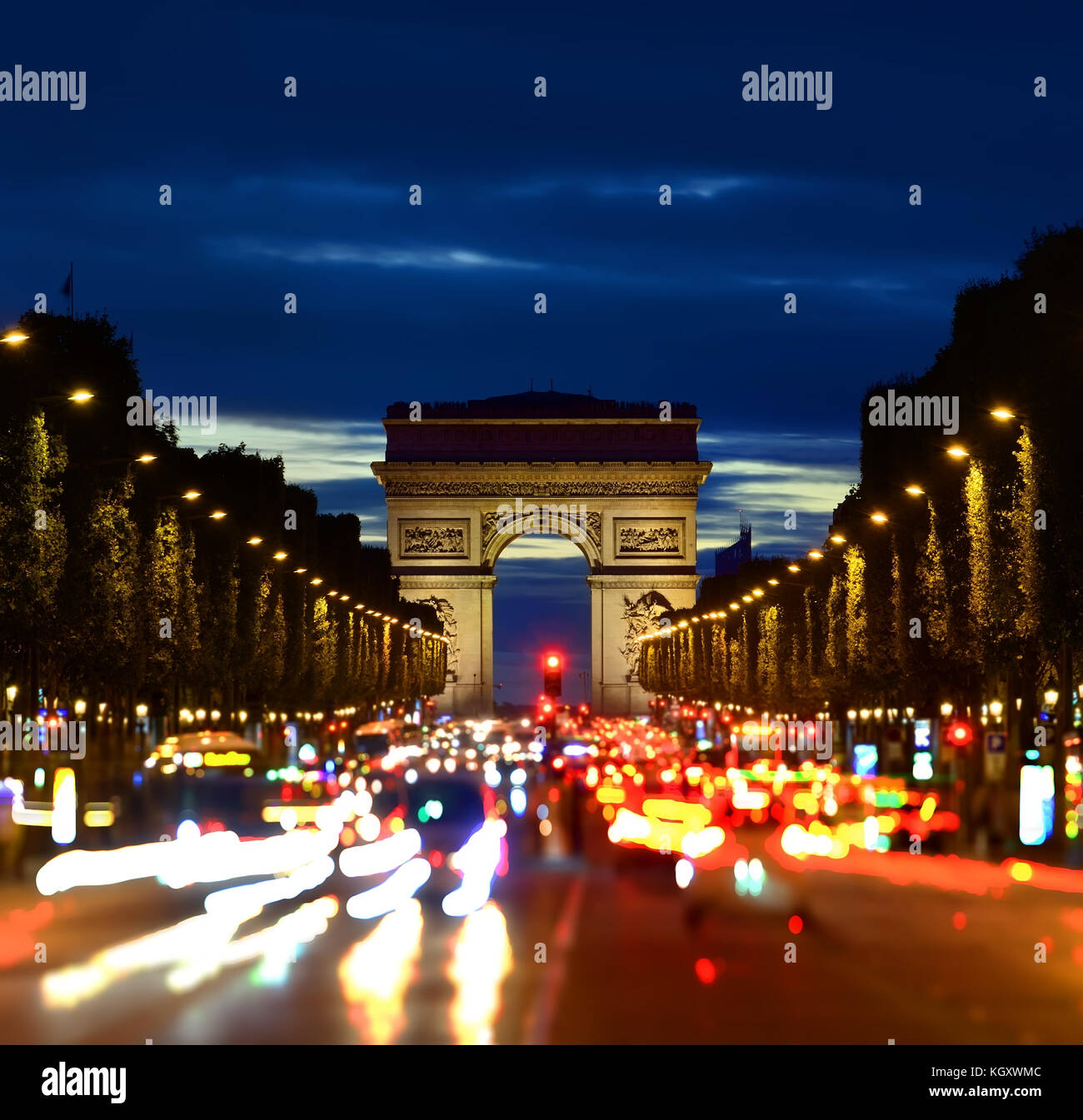 Illuminata Champs Elysee e vista di Arc de Triomphe in serata parigina, Francia Foto Stock