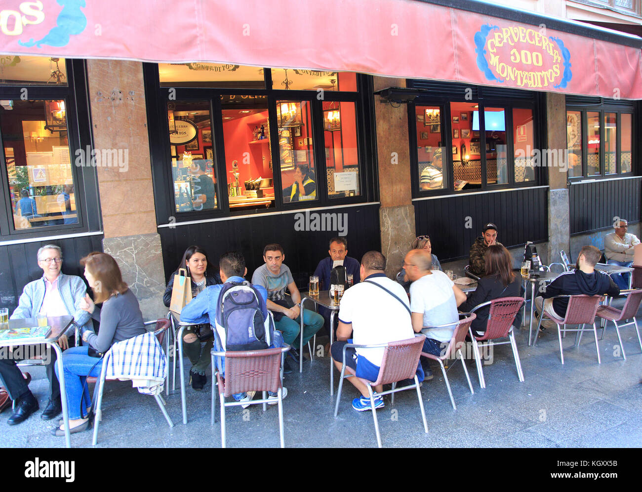Persone di bere al di fuori, Cerveceria 100 catena Montaditos bar pub, il  centro cittadino di Madrid, Spagna Foto stock - Alamy