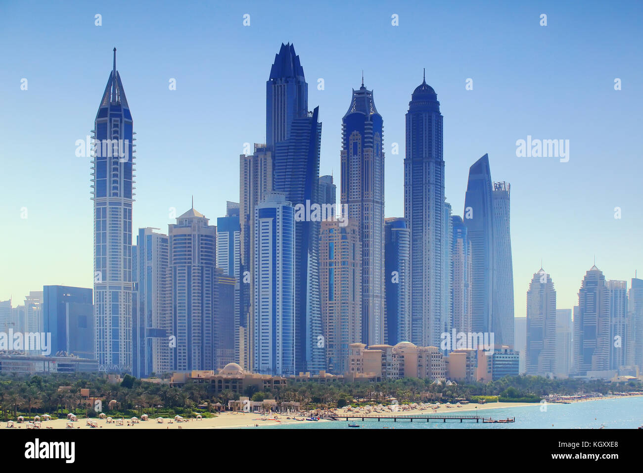 Lussuoso centro commerciale di Dubai. grattacieli sul cielo blu sullo sfondo. Foto Stock