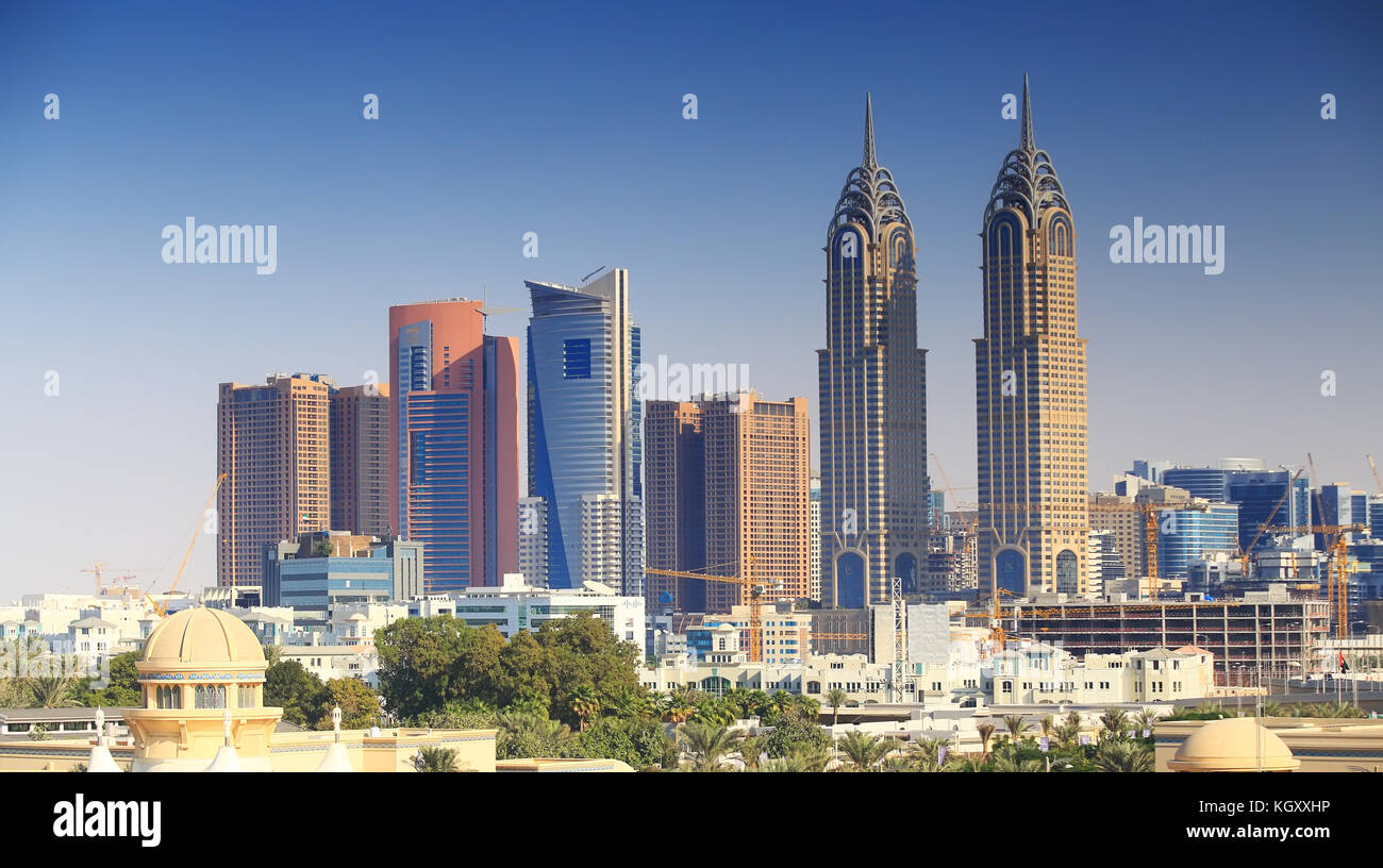 Dubai centro business. dubai downtown sul cielo azzurro sfondo. grattacieli di Dubai. Foto Stock