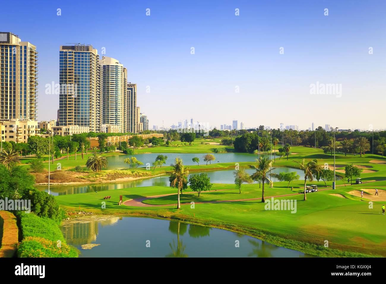 Lussuoso edificio residenziale con campo da golf nel cortile di Dubai. Contesto immobiliare. Foto Stock