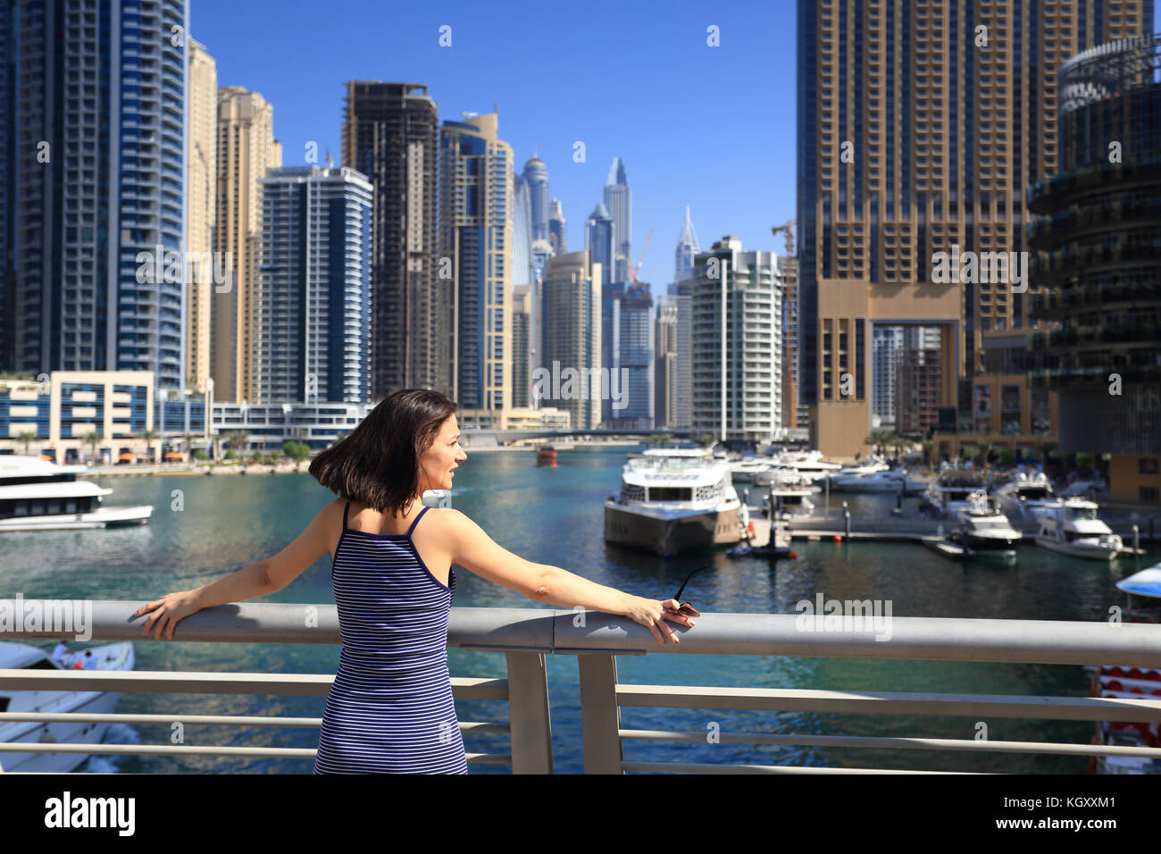 Ragazza di lusso blocco residenziale sfondo. ragazza nella baia di Marina del distretto di Dubai. Foto Stock