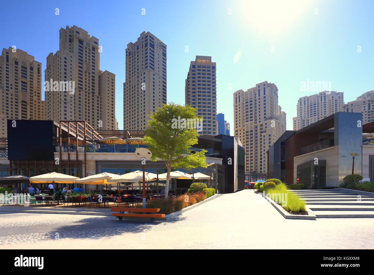 Il quartiere di lusso di Dubai sul lungomare di Marina Bay blocco residenziale a Dubai in una giornata di sole. Foto Stock