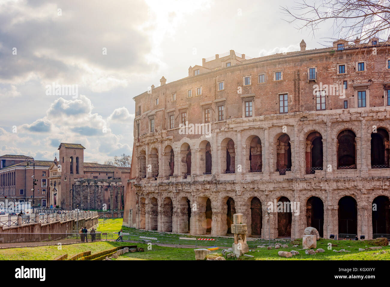 Roma, Italia, 11 febbraio 2017: L'antico Teatro romano di Marcello a Roma in una giornata di sole. Foto Stock