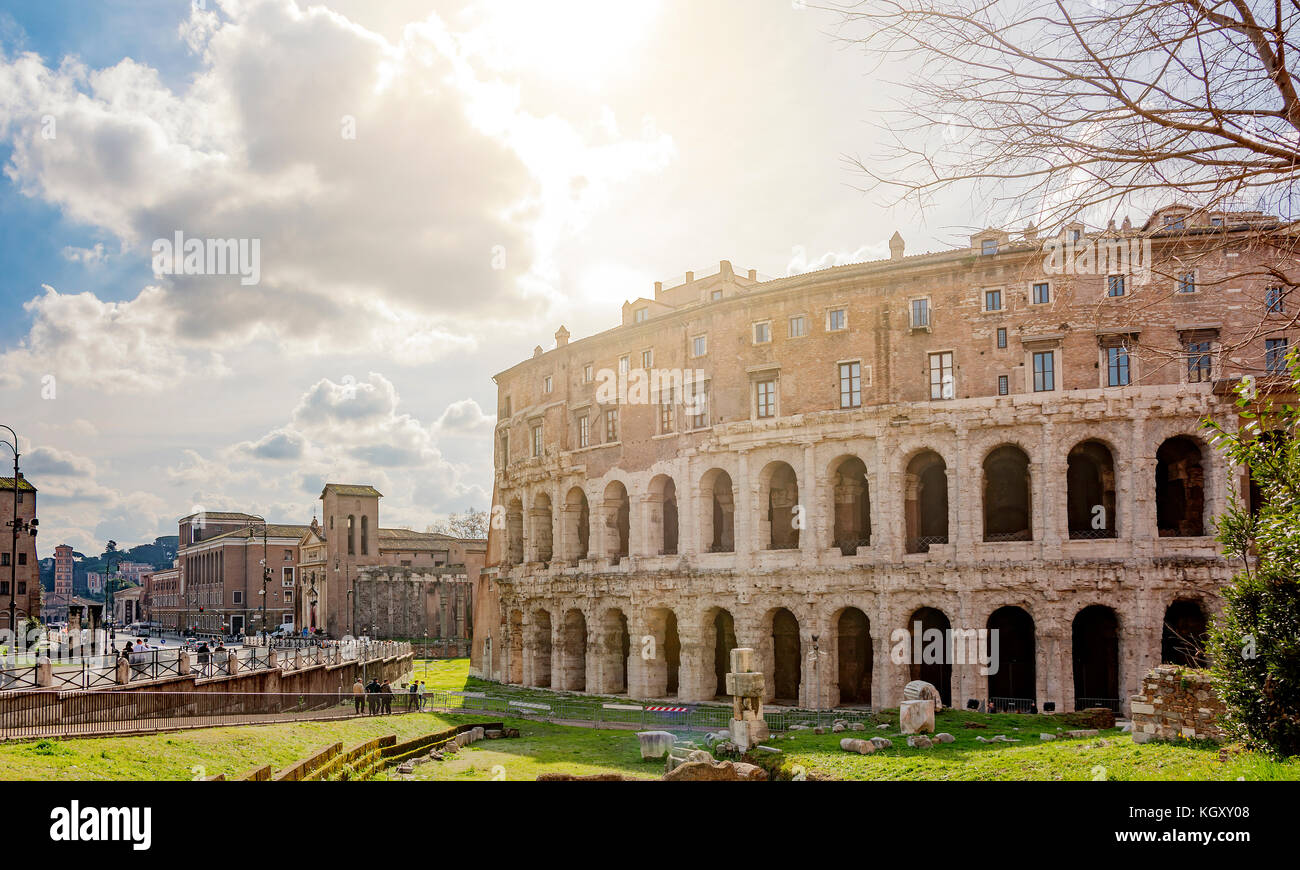 Roma, Italia, 11 febbraio 2017: L'antico Teatro romano di Marcello a Roma in una giornata di sole. Foto Stock