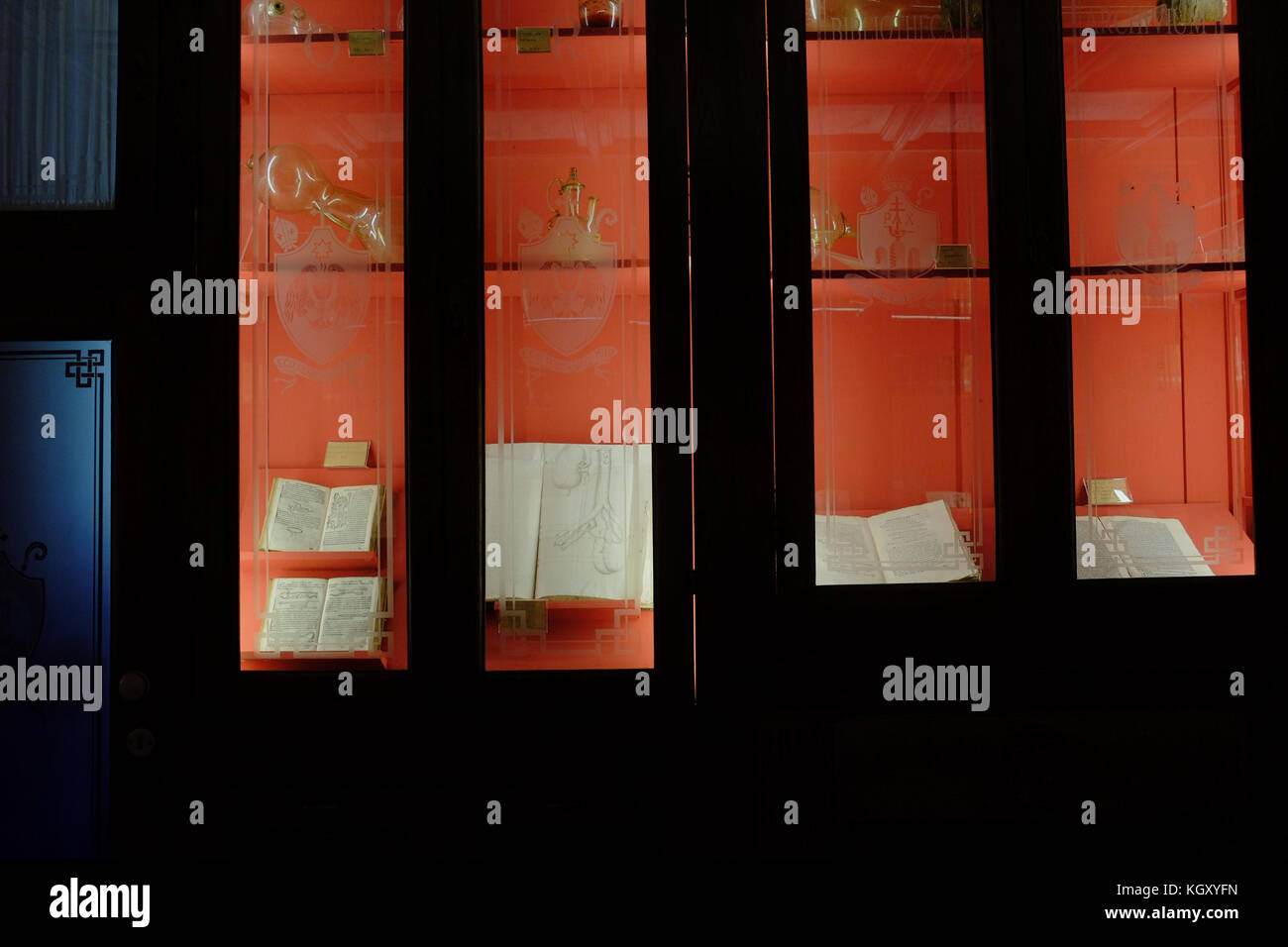 Comunità monastica di Camaldoli antica farmacia medievale. All'interno della camera. Toscana Italia Foto Stock