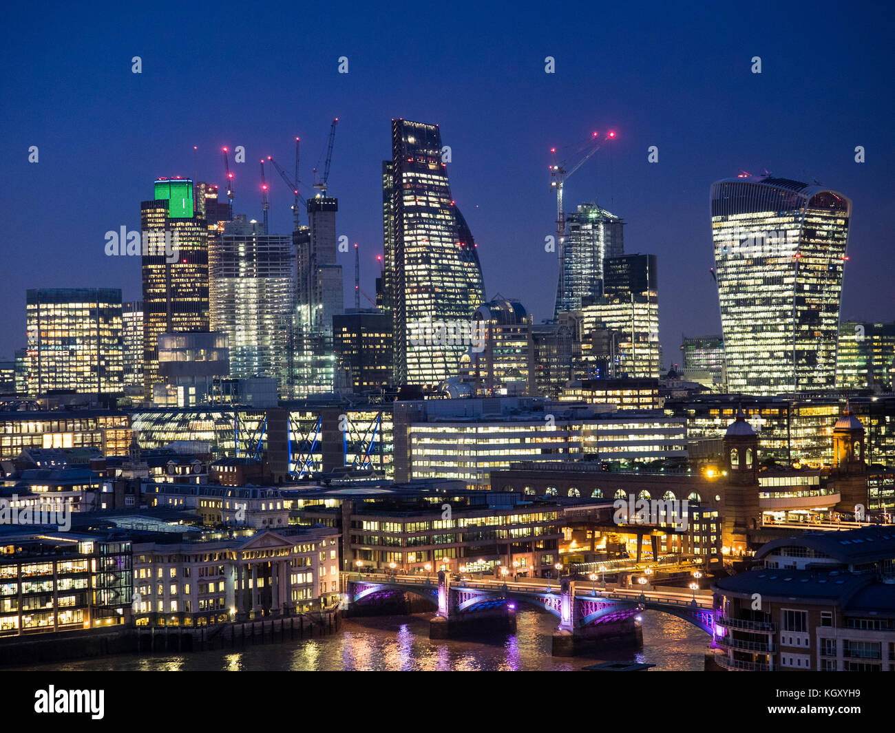 Lo skyline di Londra - City of London cityscape skyline - La città di Londra il quartiere finanziario al crepuscolo Foto Stock