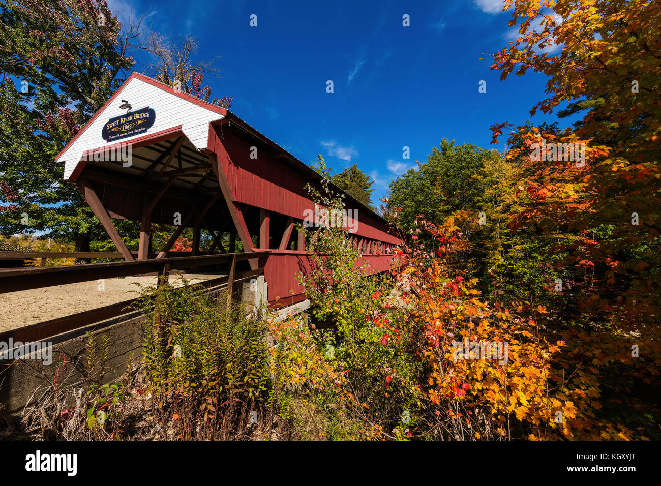 Swift fiume ponte coperto in autunno, Conway, New Hampshire Foto Stock