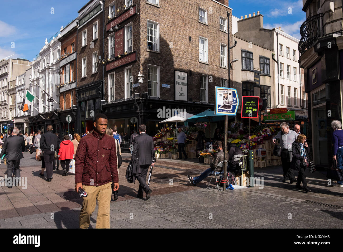 Scene di strada all'angolo di Grafton Street e Duke Street, Dublin, pedoni, shoppers, sandwich board pannelli pubblicitari, in una giornata di sole, IRELA Foto Stock Scene di strada all'angolo di Grafton Street e Duke Street, Dublin, pedoni, shoppers, sandwich board pannelli pubblicitari, in una giornata di sole, IRELA Foto Stock