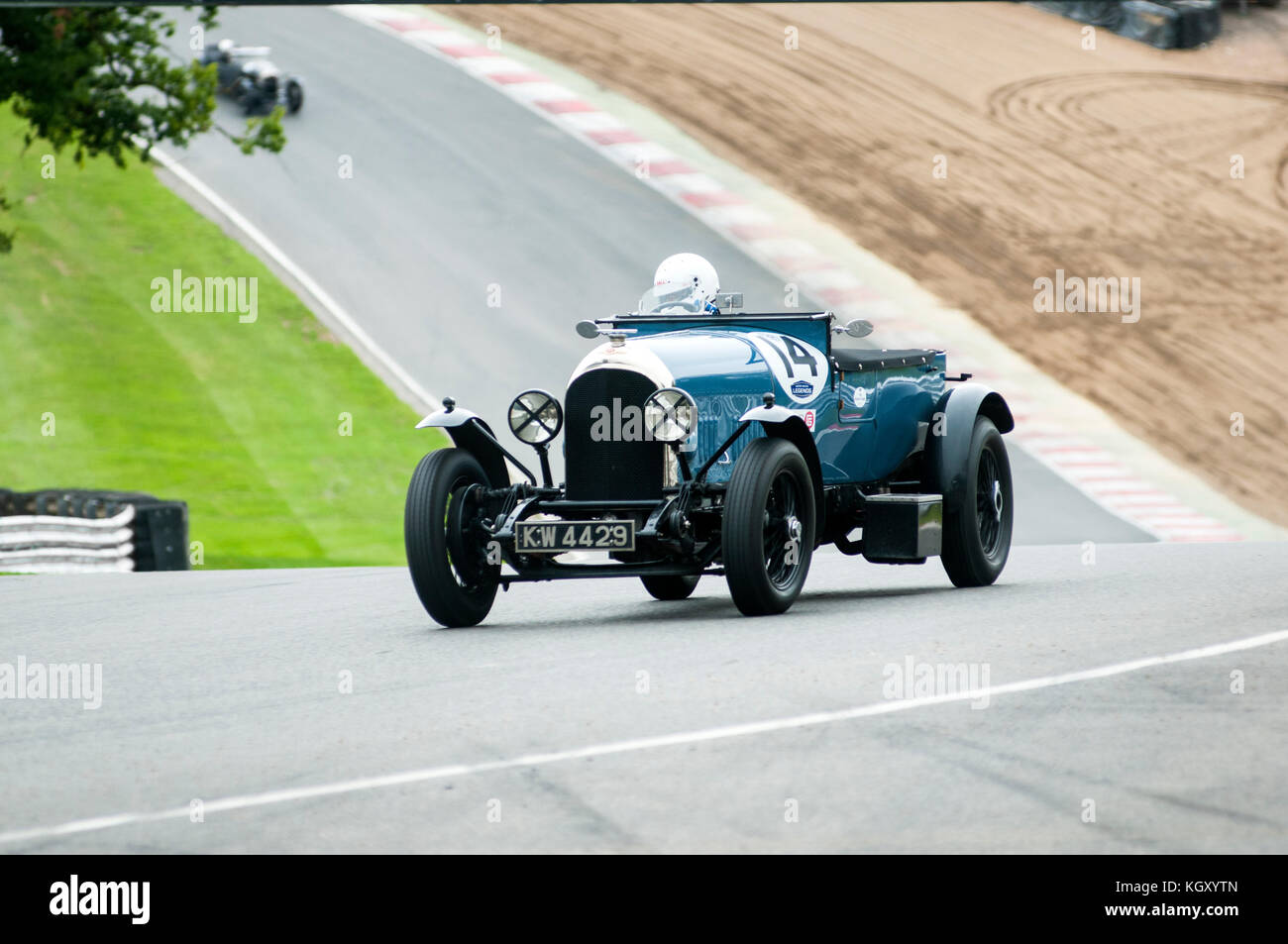 Un blu vintage bentley auto viene guidato su una pista. Foto Stock