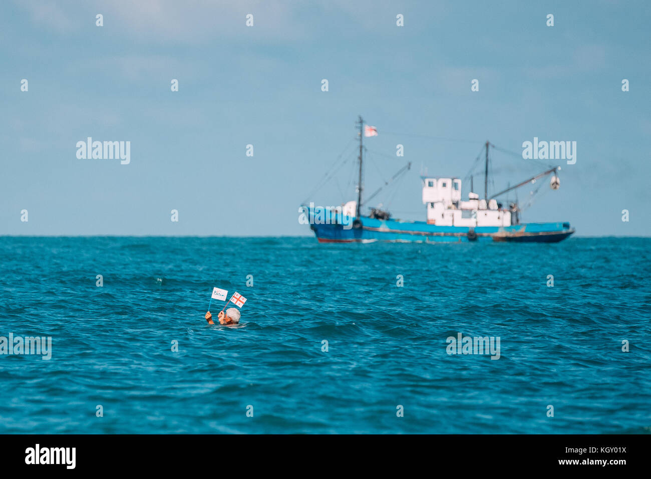 Batumi, Adjara, Georgia - 9 settembre 2017: Beglar Elbakidze Swiming 10,5 chilometri in stile georgiano antico senza l'aiuto delle mani lungo Black se Foto Stock