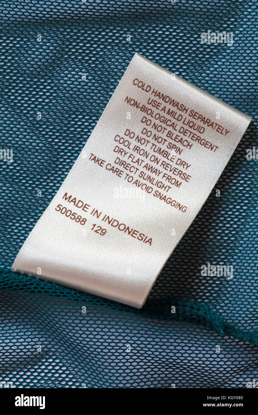 Etichetta - lavare cura le istruzioni riportate sull'etichetta nella donna  di abbigliamento realizzati in Indonesia Foto stock - Alamy