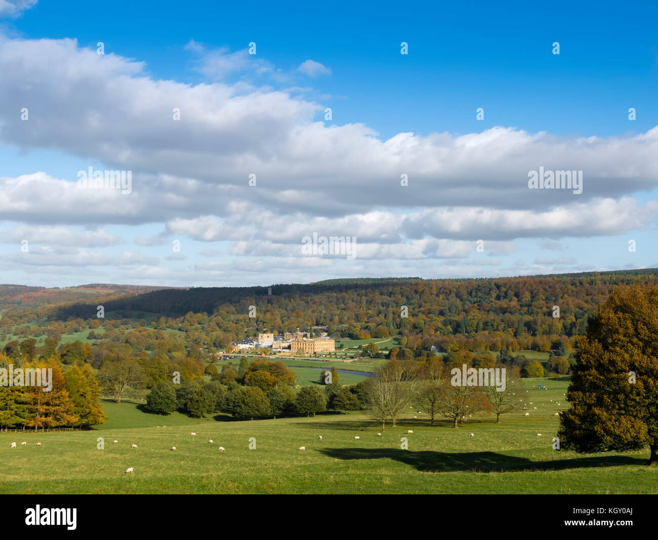 La Chatsworth Estate In Autunno, il Parco Nazionale di Peak District, Bakewell, Derbyshire, Inghilterra, Regno Unito. Foto Stock