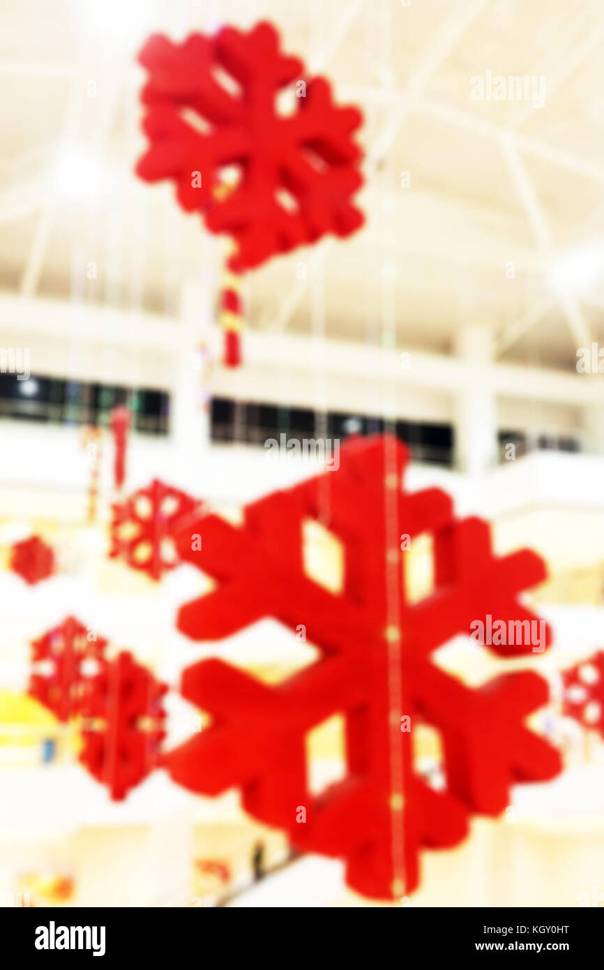 Colorato sfondo sfocato di decorazione di Natale in attesa dal soffitto di un centro commerciale Foto Stock