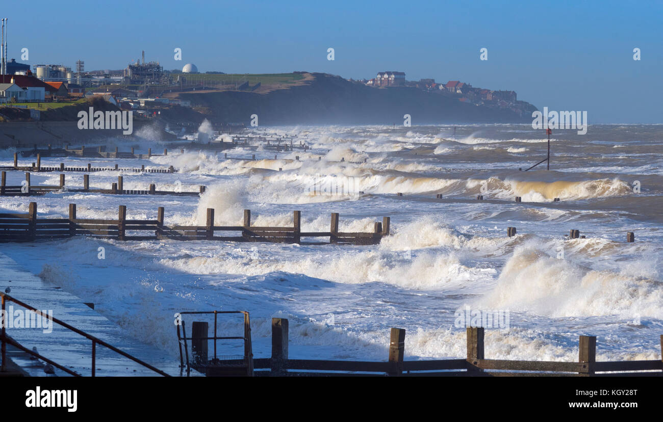 Autunno alta marea e venti forti a Walcott verso Mundsley sulla costa di Norfolk. Inghilterra, Regno Unito Foto Stock
